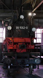 Die Dampflokomotive 99 1562-0 stammt aus dem Jahr 1909 und steht hier auf einem Transportwagen.