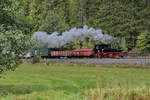 Die Dampflokomotive 99 542 war Ende September 2020 auf Höhe der Haltestelle Forellenhof mit einem Güterzug unterwegs.