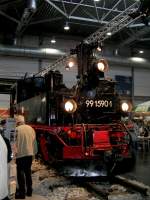 Ausgerechnet in der finstersten Ecke der Messehalle hat man die Lok aufgestellt.