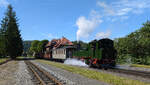 IV K Dampflok 145 (99 555) der Zittauer Schmallspurbahn (S�chsisch-Oberlausitzer Eisenbahngesellschaft) mit Sachsenzug im Bf Jonsdorf am 27. Juli 2024.