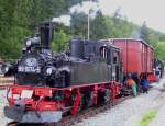 99 1574-5 steht am 24.06.07 wie in alten Zeiten an der Rollwagengrube in Schnheide Sd. Auffllig und ausergewhnlich zugleich, ist die Luftpumpe auf der Heitzersite der Lok. Die Druckluftbehlter sind zur hlfte im Wasserkasten, die andere Hlfte wird von den Werzeugksten verdeckt. 