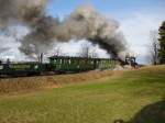 Osterdampf in Schnheide, am 04.04.10. Heute mit 99 516 und 99 582, hier au dem Weg von Neuheide nach Schnheide.