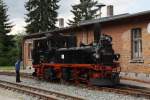 99 608 am 12.08.2012 im Bahnhof Carlsfeld.