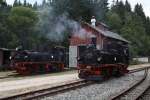 99 606 und 99 608 am 12.08.2012 im Bahnhof Carlsfeld.