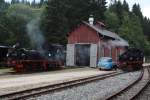 99 606 und 99 608 und ein Barkas B1000 am 12.08.2012 im Bahnhof Carlsfeld.