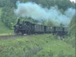 Pressnitztalbahn,ein Personenzug mit 99 1585-1 auf der Strecke Wolkenstein-Jhstadt im Mai 1981.Die Strecke wurde 1986 komplett abgebrochen.Heute gibt es Dank engagierten Eisenbahnfreunden,wieder ein