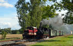 Während 99 574 mit ihrem Personenzug nach Kemmlitz ausfährt, verlässt 199 030 mit ihrem Personenzug nach Glossen am 10.09.17 Nebitzschen.