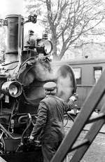  Essen ist fertig...  (Scherz) ...7.10.1981, Während des Jubiläums „100 Jahre Sächsische Schmalspurbahnen“ findet auf dem Bahnhof Radeburg ein Fest statt.