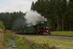 99 1568-7 der Pressnitztalbahn am Jöhstädter Schwarzwasser kurz vor dem Haltepunkt Fahrzeughalle (24.09.2023)