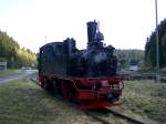 Die 1964 neu gebaute IV K 99 606 stand am 18.10.06 ohne Schilder im Bahnhof Schnheide Sd.