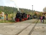 Auf der weiteren Fahrt von Quedlinburg nach Hasselfelde hatte der IG-HSB-Sonderzug mit 99 6101 in Silberhütte Aufenthalt, um mit den entgegenkommenden Triebwagen zu kreuzen. Während unsere Fahrgäste recht gelassen ihre Vorräte am  Suppenwagen  ergänzen, sind die normalen  Fahrgäste, die auf den Tw warten, doch recht angetan von unserer nostalgischen Garnitur.Manch einer hätte bestimmt gern auf unseren Zug gewechselt...! 18.10.2014