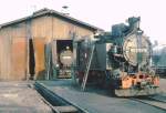 99 1713-9 Radebeul (vor dem Lokschuppen mit Zwangsbelftung) im Juni 1977, hinter ihr steht 99 1781-6 im Schuppen