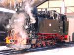 Im Bild ist die 99 1715-4 nach der Bekohlung im Bahnhof Jhstadt vor dem Lokschuppen zu sehen.