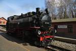Schmalspur Dampflok 99.749 in Bahnhof Bertsdorf (30.3.2018)    