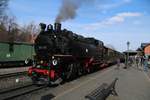 Schmalspur Dampflok 99.749 mit zug in Bahnhof Bertsdorf (30.3.2018)  