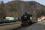 Schmalspur Dampflok 99.749 mit zug in Kurort Oybin (30.3.2018)  