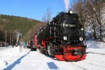 99 7243-1 bei der Ankunft aus Quedlinburg im Bahnhof Eisfelder Talmühle am 21.1.26. Hier treffen die Harzquerbahn sowie die Selkebahn aufeinander. Aus Nordhausen kommt sogar die Straßenbahn über das Netz der HSB bis zu diesem Bahnhof mit ihren Zweikraftfahrzeugen des Typs Combino Duo.
