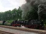 Kurz vor der Ausfahrt nach Oberwiesenthal lassen 99 761 und 99 794 am 31.05.2008 in Cranzahl noch mal Dampf raus