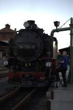 Ein kleine Reparatur an der Schmierpumpe (?) von 99 1762-6 in Dipps , beim Wassernehmen.