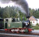 Die Neubau IK 54 kocht am Abend des 15.07.09 gegen 21:30 Uhr, im Bahnhof Schmalzgrube Dampf. So richtig luft die Lok noch nicht, bis Schlssel fllt der Dampfdruck immer stark ab. Man hat ja keine Lok zum vergleich, und wie die IK so frher lief wei auch keiner mehr.