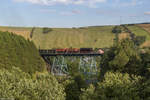 99 1785 mit dem Fotogüterzug im schönem Abendlicht auf dem Oberwiesenthaler Viadukt, 29.7.17