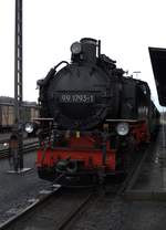 99 1793-1 in Freital Hainsberg, wird den Personenzug nach Kipsdorf bringen.