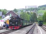 Die 1991 in im RAW Grlitz neu gebaute 99 772 steht mit einen beachtlich langen Zug (9 Wagen) am 01.06.08 abfahrbereit in Oberwiesenthal.