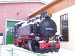 Die aus Nrnberg zurck gekehrte 99 781 vor der Fahrzeughalle der Pressnitztalbahn im Mrz 2008.