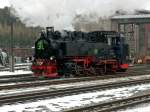 99 794 beim Rangieren im Bahnhof Oberwiesenthal, hier noch mit ihrem Weihnachtsfestkleid. Oberwiesenthal 28.12.2006