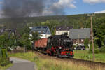 99 1785 mit einem Fotogüterzug bei der Ausfahrt aus Neudorf Richtung Oberwiesenthal, 29.7.17