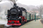 Lok 99 1784 der RüBB am Bahnsteig in Sellin Ost.