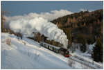 Mit den letzten Sonnenstrahlen, dampft die 99 1773 der Fichtelbergbahn von Cranzahl nach Kurort Oberwiesenthal, hier entlang der Grenze zu Tschechien dem Pöhlbach.