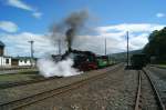 Ausfahrt des Dampfzugs im Bahnhof Cranzahl Richtung Oberwiesenthal.