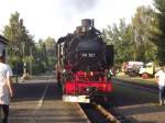 99 787 rangiert am 06.08.2011 in Jonsdorf an ihren Cabriozug.