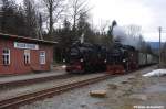 99 1773 wird mit ihrem Arbeitszug Az84023 am 14.04.2013 von 99 1786 mit SDG1009 in Kretscham-Rothensehma berholt.