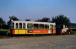 Schw�bisches Bauern-und Technikmuseum Kiemele, Eschach-Seifertshofen: Fr�herer Stuttgarter Fuchs-Stra�enbahnbeiwagen 1602 ( Schiffchen , Typ B2) und eine Feldbahnlok (29.08.1985).