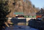 Am 11.01.14 wurde die Kamera mal in Freital geschwungen. Zuerst kam an der Vereinigung der wilden und roten Weißeritzsch eine Eisenbahn auf schmaler Spur vorbei.