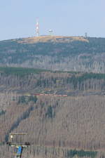 Vom Wurmberg (971 m) geht der Blick hinüber zum Brocken (1142 m) und auf einen Zug der Harzer Schmalspurbahn, der gerade den Königsberg (1034 m) umrundet. Das Bild entstand am 16. September auf einer Rundwanderung Wanderung von Schierke über Elend hinauf auf den Wurmberg und zurück zum Ausgangpunkt. 
