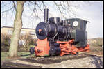 ÖAM-100.6 Schmalspurlok für 785 mm Spur steht hier am 18.2.1995 als Denkmal an der Emslandstrecke am Bahnhof in Lathen.