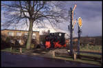 ÖAM-100.6 Schmalspurlok für 785 mm Spur steht hier zusammen mit einer Signalgruppe am 18.2.1995 als Denkmal an der Emslandstrecke am Bahnhof in Lathen.