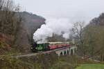 Am 10. und 11. Dezember war die Dampflok Laura der Chiemsee-Bahn bei der Brohltalbahn zu Gast und absolvierte die Nikolausfahrten. Hier schnauft der Zug mit der D5 als Schubunterstützung über den Tönissteiner Viadukt gen Niederzissen.

Tönisstein 10.12.2022