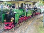 Anläßlich des 100. Geburtstages der Einheitsliliput-Lokomotiven verkehrte am 21.09.2025 die Parkeisenbahn Leipzig mit Vorspann aus Dresden.