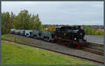 Die 1936 gebaute Lok 10 der Mansfelder Bergwerksbahn steht am 11.10.2025 im Bahnhof Hettstedt Kupferhammerhütte vor historischen Güterwagen.
