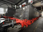 Der Schlepptender der Dampflokomotive 50 3694-2, so gesehen Ende März 2022 in Mecklenburgischen Eisenbahn- und Technikmuseum Schwerin.