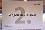 Anlässlich des 584. Dresdner Striezelmarkts setzte DB Regio Nordost wieder an jedem Adventswochenende Sonderzüge von Berlin nach Dresden und zurück ein.
Dabei wurden die gemischtklassigen Halberstädter Mitteleinstiegswagen zu reinen Wagen der 2. Klasse deklariert, wie dieser Hinweis zeigt. So hatte man auch ohne Zuschlag die Gelegenheit, die Fahrt in einem gemütlichen Abteil zu genießen.
[8.12.2018 | 9:59 Uhr]