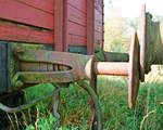 30. September 2000, in Ebensfeld standen lange Zeit einige Güterwagen aus vergangenen Epochen. Sie setzten langsam Moos an und ein üppiger Pflanzenwuchs bemühte sich, sie zu verdecken. Heute bescheint die Sonne diesen Stangenpuffer.