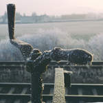 Auf einem schon bei meinen ersten Fotos im Jahre 2000 vom Netz abgetrennten ehemaligen Gütergleis des Bahnhofs Ebensfeld konnte man auch am 26. Februar 2006 einige, für  Nichtkenner , Schrottwagen betrachten. Schnee und Reif verschönen die nostalgische Szene. Mittlerweile ist das Gelände im Zuge des Streckenneubaus großflächig völlig umgestaltet worden.