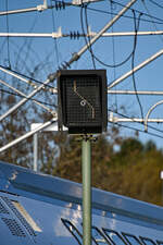 Hier zusehen ist eine Detailaufnahme eines aktiven Gegengleisanzeigers (ZS 6), dieser steht am Haltepunkt  Lübeck-Dänischburg IKEA  (ALD A).

Aufgrund von Bauarbeiten fahren die Züge der Linie RB 86 zur Zeit (19.04.2026-23.04.2026) von Lübeck-Dänischburg IKEA (ALD A) bis Lübeck-Kücknitz (ALKN) im Gegengleis bzw. im Gleiswechselbetrieb (GWB).