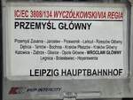 Der EC 134 hat noch ein richtiges Zuglaufschild, was zwischenzeitlich eine echte Seltenheit geworden ist.