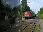 Abellio Lint VT 11 001 nach Gelsenkirchen beim Halt spiegelt Fotokollegen,BR 139 132-5 mit GZ am B Bochum Nokia.(21.05.2008)   